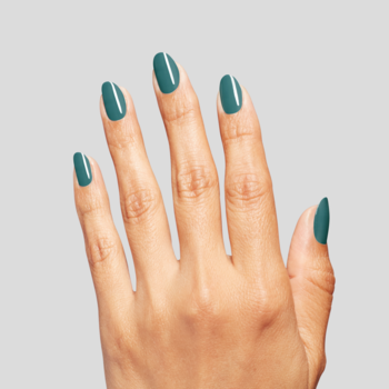 Ręka z klasycznym lakierem do paznokci w odcieniu morskiej zieleni, błyszczące wykończenie. Widok dłoni z pomalowanymi paznokciami.