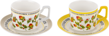 Zestaw dwóch filiżanek do espresso z białej ceramiki z kwiatowym wzorem; jedna z beżowym uchwytem, druga z żółtym. Widok z przodu.