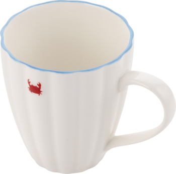 Biały ryflowany kubek ceramiczny z niebieskim obrzeżem i małym czerwonym krabem, widok pod kątem.