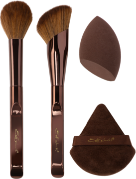 Zestaw do makijażu: dwa brązowe pędzle (prosty, skośny) z miedzianymi rączkami i dwie brązowe gąbki (owalna, trójkątna). Widok z przodu.