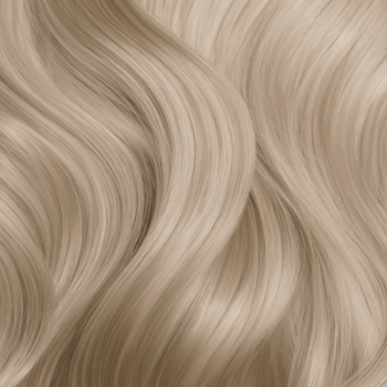 Zbliżenie na gęste, falujące włosy w odcieniu naturalnego, ciepłego blondu z subtelnymi refleksami i miękkimi falami.