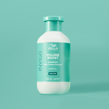 Szampon Wella Invigo Volume Boost do włosów cienkich, biała butelka z miętową zakrętką, widok z przodu.