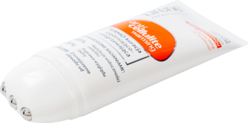 Biała tubka kremu antycellulitowego z pomarańczową etykietą i trzema metalowymi rolkami masującymi, widok pod kątem.