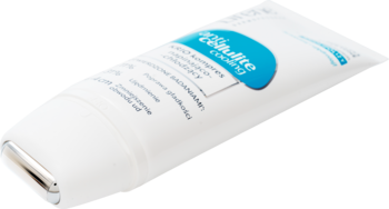 Balsam regenerujący Cicaplast Balm B5 w białej tubce z niebieską etykietą, zbliżenie pod kątem.