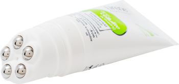 Biała tubka serum pod oczy z pięcioma srebrnymi kulkami aplikatora masującego, widok z boku, zielony detal.