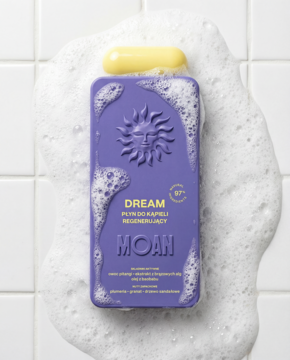 Widok z góry fioletowego bloku DREAM PŁYN DO KĄPIELI REGENERUJĄCY z żółtą nakładką, w pianie na kafelkach.