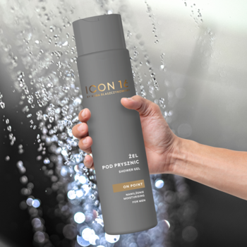 Naturalny żel pod prysznic ICON 1B 2w1 dla mężczyzn w szarej butelce, trzymany w dłoni na tle wody.