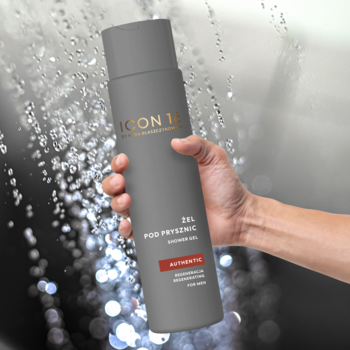 Męski żel pod prysznic ICON 18 w szarej butelce, trzymany w dłoni na tle spadającej wody. Nawilżający.