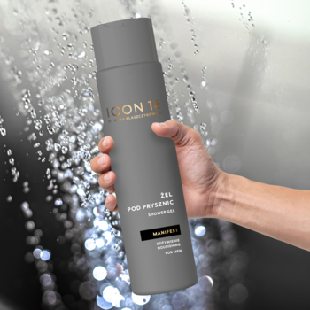 Szary żel pod prysznic ICON 15 dla mężczyzn z drewnianym zapachem, trzymany w dłoni pod prysznicem.