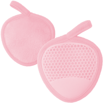Dwa różowe płatki do demakijażu z pętelką, w kształcie serca. Jeden pluszowy, drugi z siateczkową teksturą.