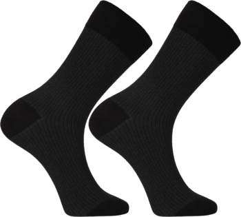 Para długich męskich skarpet w kolorze czarnym, gładkie, z widocznym ściągaczem, ułożone pod kątem.