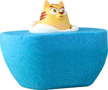 Niebieska kula kąpielowa Czyścioch z figurką żółtego kotka w białej pianie, widok z przodu, białe tło.