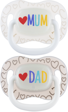 Dwa symetryczne smoczki Canpol babies 6-18m, LoveMum&Dad, silikonowe. Białe, serca, napisy MUM i DAD.