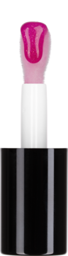 Zbliżenie na aplikator nawilżającego olejku do ust: błyszczący, fuksjowy płyn z drobinkami na końcówce, biały uchwyt, czarna nakrętka.
