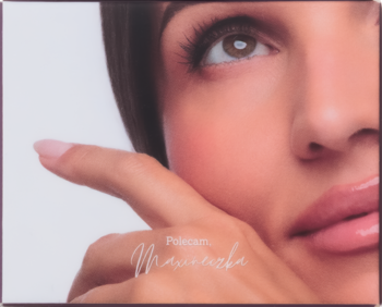 Ujęcie reklamowe ultranawilżającego kremu i bazy pod makijaż. Kobieta z gładką, rozświetloną cerą dotyka policzka.