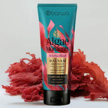 Balsam Barwa Algae Moments do ciała z masłem shea i awokado, turkusowa tubka na tle czerwonych alg.