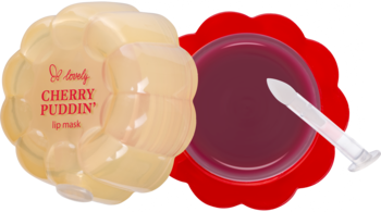Maska do ust Cherry Puddin'. Faliste, beżowe opakowanie i otwarty słoik z czerwoną maską oraz szpatułką.