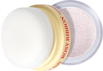 Różowy sypki rozświetlacz Rosy Ribbon w otwartym słoiczku z białym puszkiem, widok z góry.