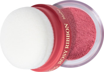 Róż sypki Rosy Ribbon z puszkiem, otwarte, okrągłe opakowanie ukazuje intensywny różowy puder i biały aplikator.