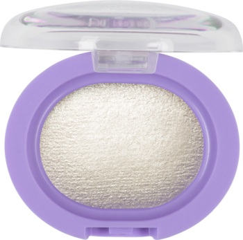 Otwarty, liliowy kompakt z wypiekanym rozświetlaczem do twarzy o perłowym, białym odcieniu, widok z góry.