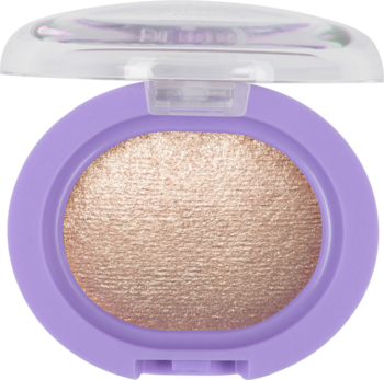 Wypiekany rozświetlacz do twarzy w lawendowym kompakcie. Perłowy, szampański cień z delikatnym połyskiem, widok z góry.