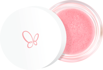 Zbliżenie na otwarty różowy peeling do ust z masłem shea w słoiczku z białą nakrętką i motylem.