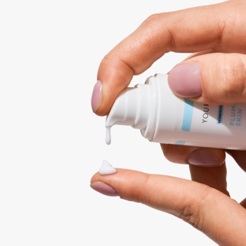 Dłoń wyciskająca intensywnie nawilżające serum do twarzy PLUMP SKIN z białej tubki z pompką na palec.