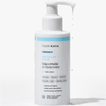 Butelka YOUR KAYA MOISTURE CALM Kojąca emulsja do mycia twarzy, biała z niebieskimi akcentami, kropla spływa z pompki.