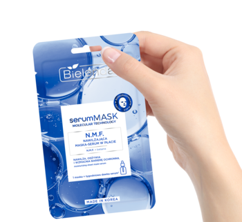 Niebieska maska w płacie Bielenda serumMASK N.M.F. z technologią nawilżającą, trzymana w dłoni.