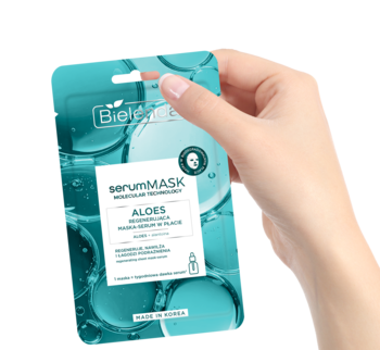 Bielenda Serum Mask ALOE, nawilżająca maska w płacie w turkusowej saszetce z bąbelkami, trzymana w dłoni, przód.