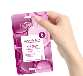 Różowa maseczka Bielenda serumMASK Kolagen trzymana w dłoni, z białymi napisami, widok z przodu.