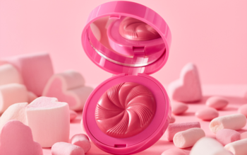 PUPA Milano Candy Club róż do policzków. Otwarty różowy kompakt z lusterkiem, spiralny wzór, otoczony piankami.