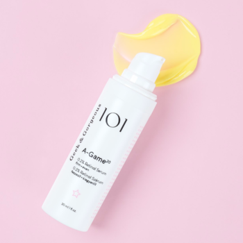 Serum A-Game 20 z 0.2% retinalem w białej butelce z pompką, żółta emulsja na różowym tle.