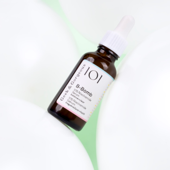 Geek & Gorgeous 101 B-Bomb serum 10% Niacynamid, brązowa butelka z pipetą, ujęcie pod kątem na białym tle.