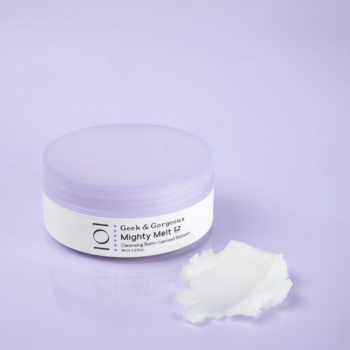 Geek & Gorgeous Mighty Melt M, fioletowy balsam oczyszczający w słoiczku z białą etykietą, obok biały wymaz.