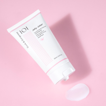 Biała tubka O!GLOW & Gorgeous Jelly Joker, łagodny żel do mycia twarzy, na różowym tle z wyciśniętym żelem.