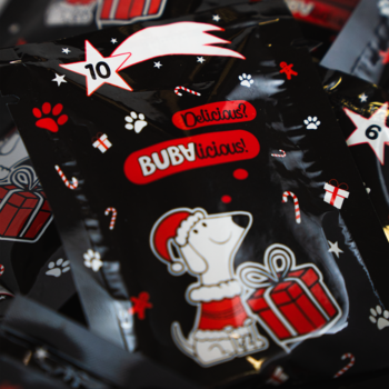 Czarne świąteczne saszetki dla psa, z psem w czapce Mikołaja, prezentem i napisem Delicious! BUBAlicious!