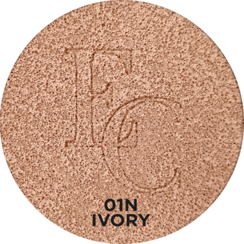 Zbliżenie: jasny beżowy podkład w cushionie 01N Ivory, okrągły, z pudrową teksturą i logo FC.
