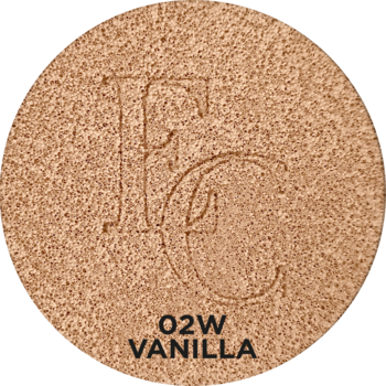 Okrągły wkład podkładu O2W Vanilla z naturalnym glow, z wytłoczonym logo FC, zbliżenie z góry.