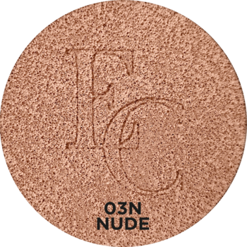 Okrągły wkład prasowanego podkładu w odcieniu NUDE 03N z wytłoczonym logo FC, jasnobeżowa tekstura.