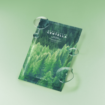 SKIN1004 Centella Tea-Trica Relaxing Mask, zielona saszetka z motywem drzew, krople wody, na zielonym tle.
