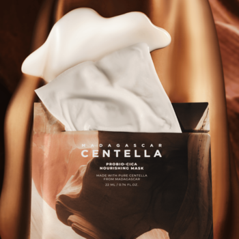 Odżywcza maska SKIN1004 Probio-Cica w płachcie, białe maski w brązowym pudełku, widok z przodu na tle brązowym.