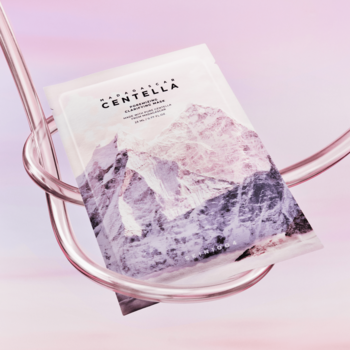 SKIN1004 Madagascar Centella Poremizing Clarifying Mask w płachcie, z górskim wzorem, uniesiona na fali.