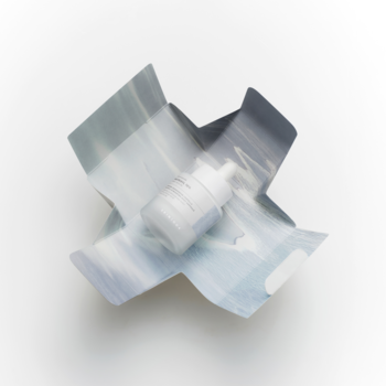 Nawilżająca ampułka SKIN1004 Matrixyl 10 Boosting Shot, biała butelka 30ml w złożonym opakowaniu, z góry.