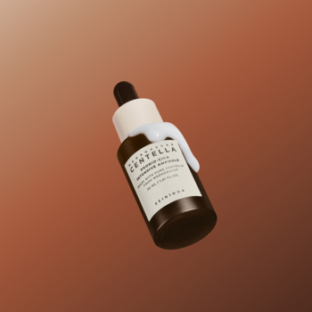 Wzmacniająca ampułka Skin1004 Centella Probio-Cica w brązowej butelce z kroplomierzem, serum spływa.