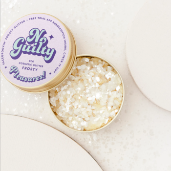 Brokatowe piegi Ministerstwo Dobrego Mydła Frosty. Otwarta złota puszka z białym, grubym brokatem, widok z góry.