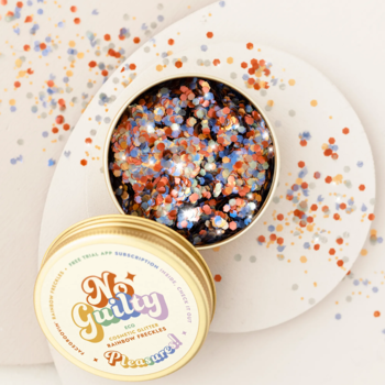 Ministerstwo Dobrego Mydła Rainbow Freckles, otwarta złota puszka z kolorowym brokatem, rozsypane drobinki.