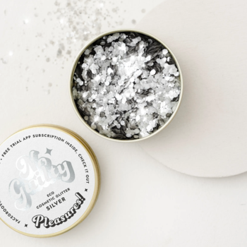 Otwarte opakowanie srebrnych brokatowych piegów Ministerstwo Dobrego Mydła, obok zamknięta puszka z logo.