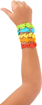 Ramię dziecka z 5 kolorowymi silikonowymi bransoletkami NaturalZ o zapachu cytroneli, widok z boku.