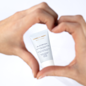 Biały krem Sensum Mare Algobody do rąk i paznokci, trzymany w dłoniach układających się w serce.